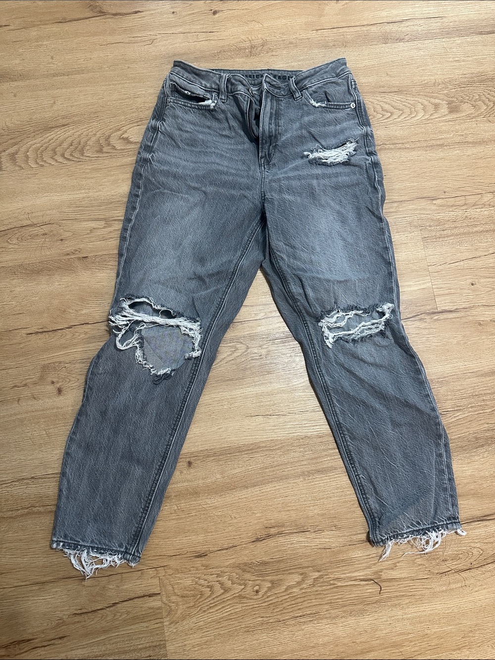 American Eagle Outfitters Distressed Gray Boyfriend Jeans 4 Short